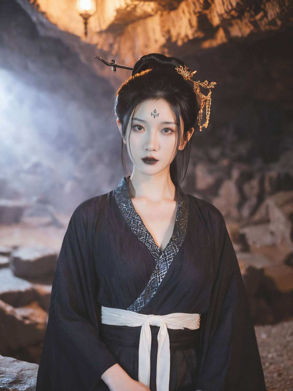 她那神秘的眼神仿佛藏着千年的秘密