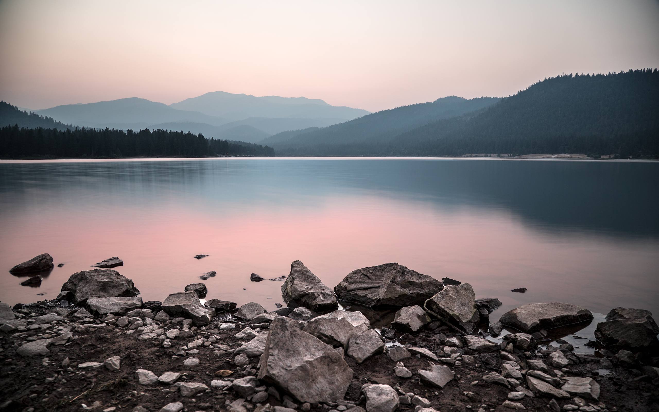 精美风景壁纸：寺庙的静谧与庄严