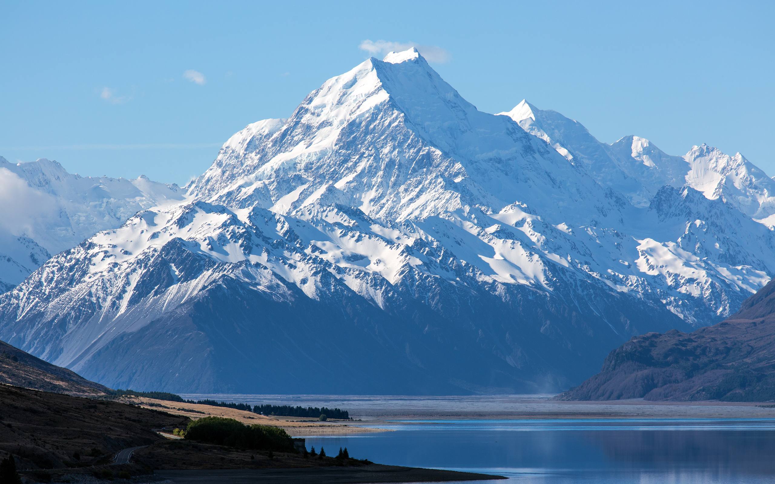 壮丽风景壁纸：火山喷发的震撼瞬间