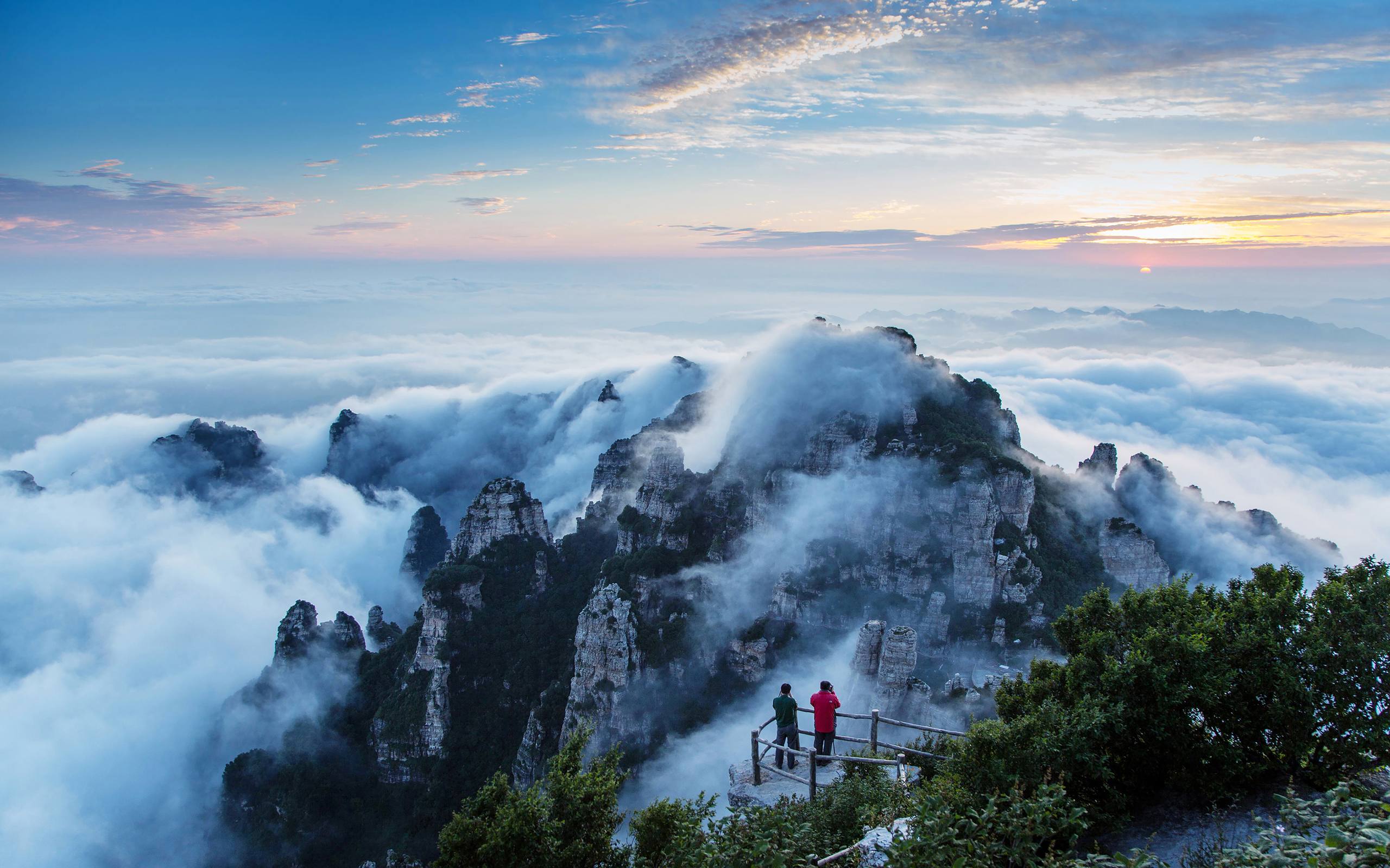 精选风景壁纸: 灯塔下的守望者，海天一色的诗意画卷